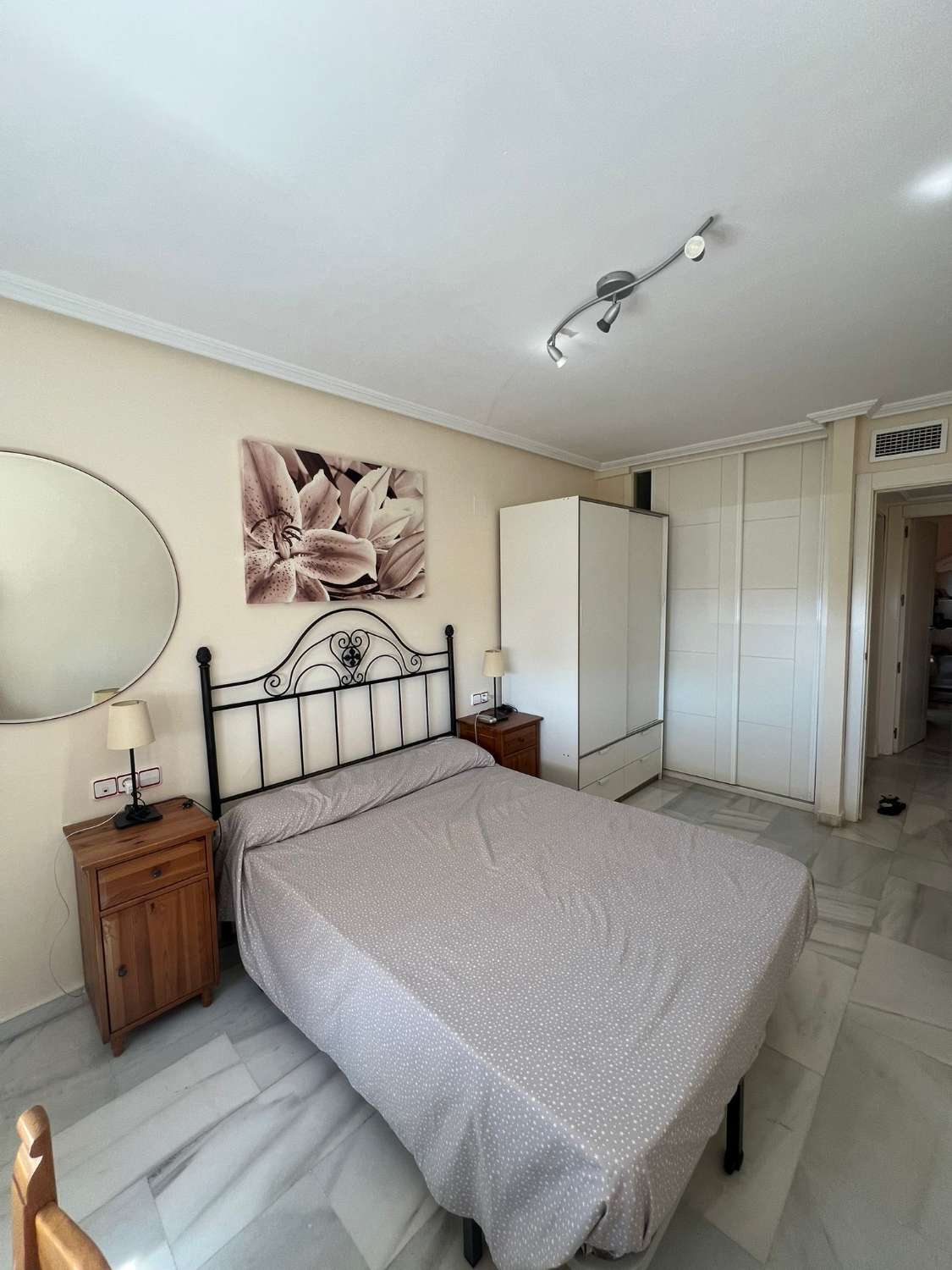 SE ALQUILA  desde 01/09/2026 hasta 30/06/2027 BONITO APARTAMENTO CON VISTAS AL MAR CERCA DE LA CARIHUELA (TORREMOLINOS)