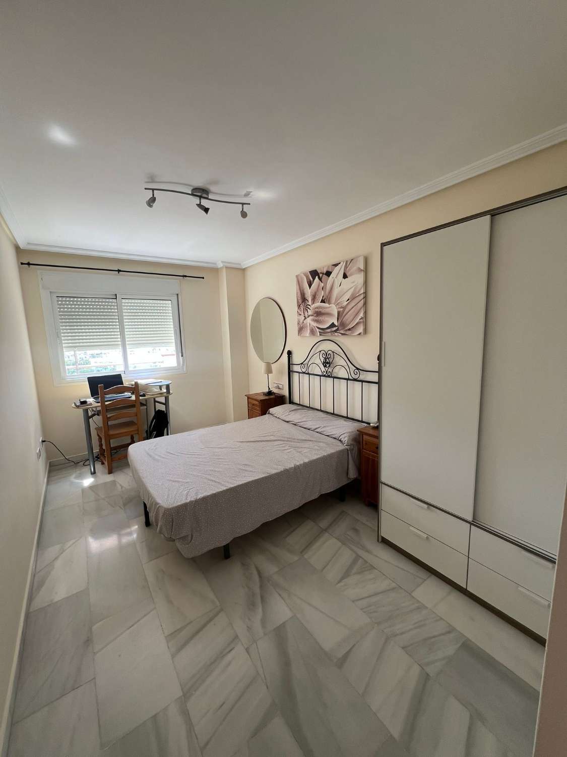 SE ALQUILA  desde 01/09/2026 hasta 30/06/2027 BONITO APARTAMENTO CON VISTAS AL MAR CERCA DE LA CARIHUELA (TORREMOLINOS)