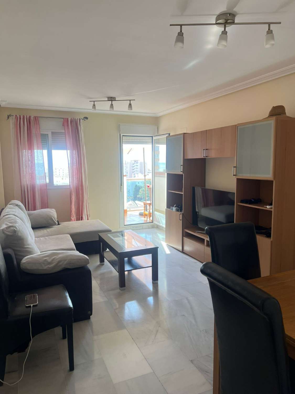 SE ALQUILA  desde 01/09/2026 hasta 30/06/2027 BONITO APARTAMENTO CON VISTAS AL MAR CERCA DE LA CARIHUELA (TORREMOLINOS)