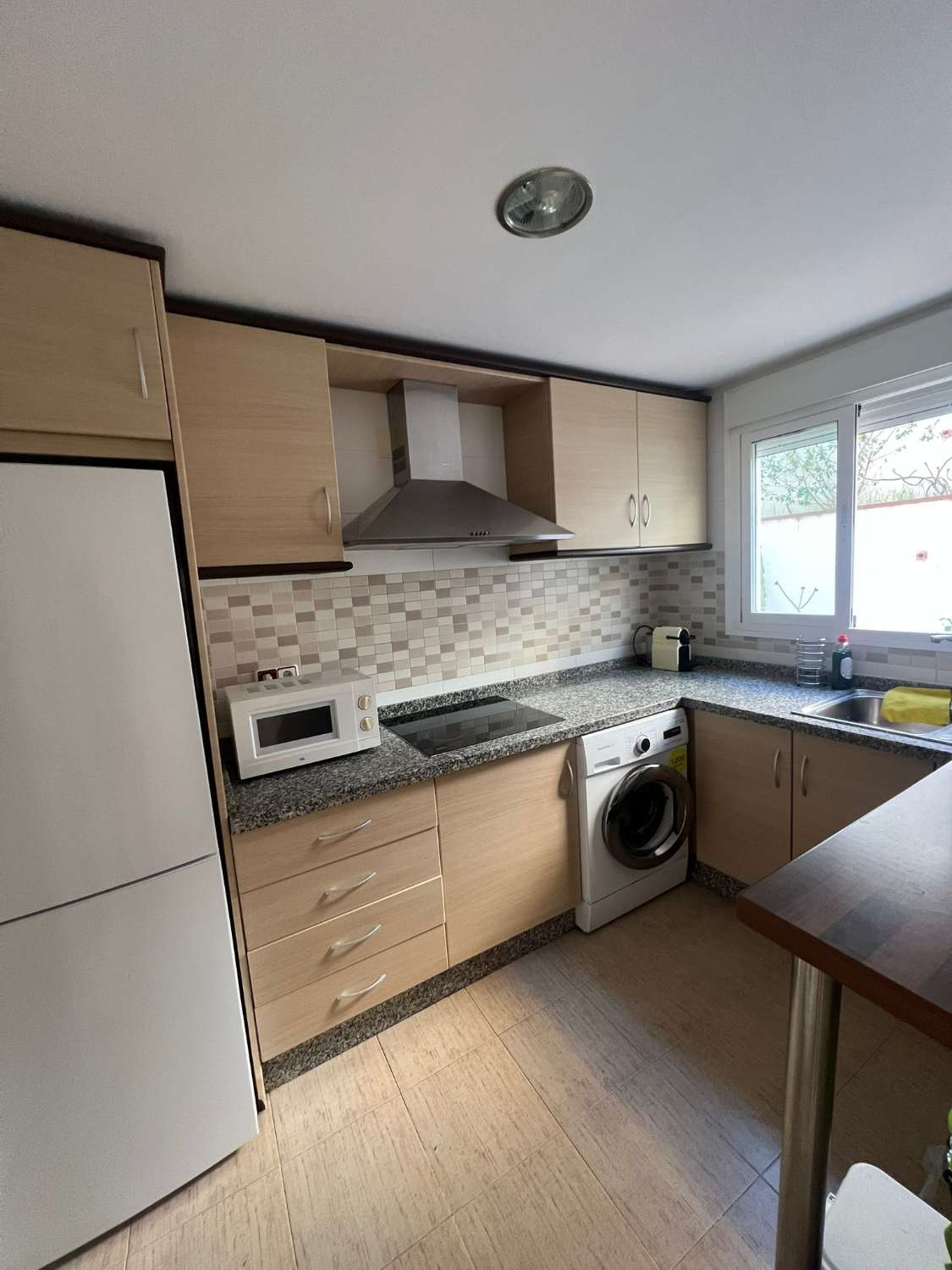 SE ALQUILA  desde 01/09/2026 hasta 30/06/2027 BONITO APARTAMENTO CON VISTAS AL MAR CERCA DE LA CARIHUELA (TORREMOLINOS)