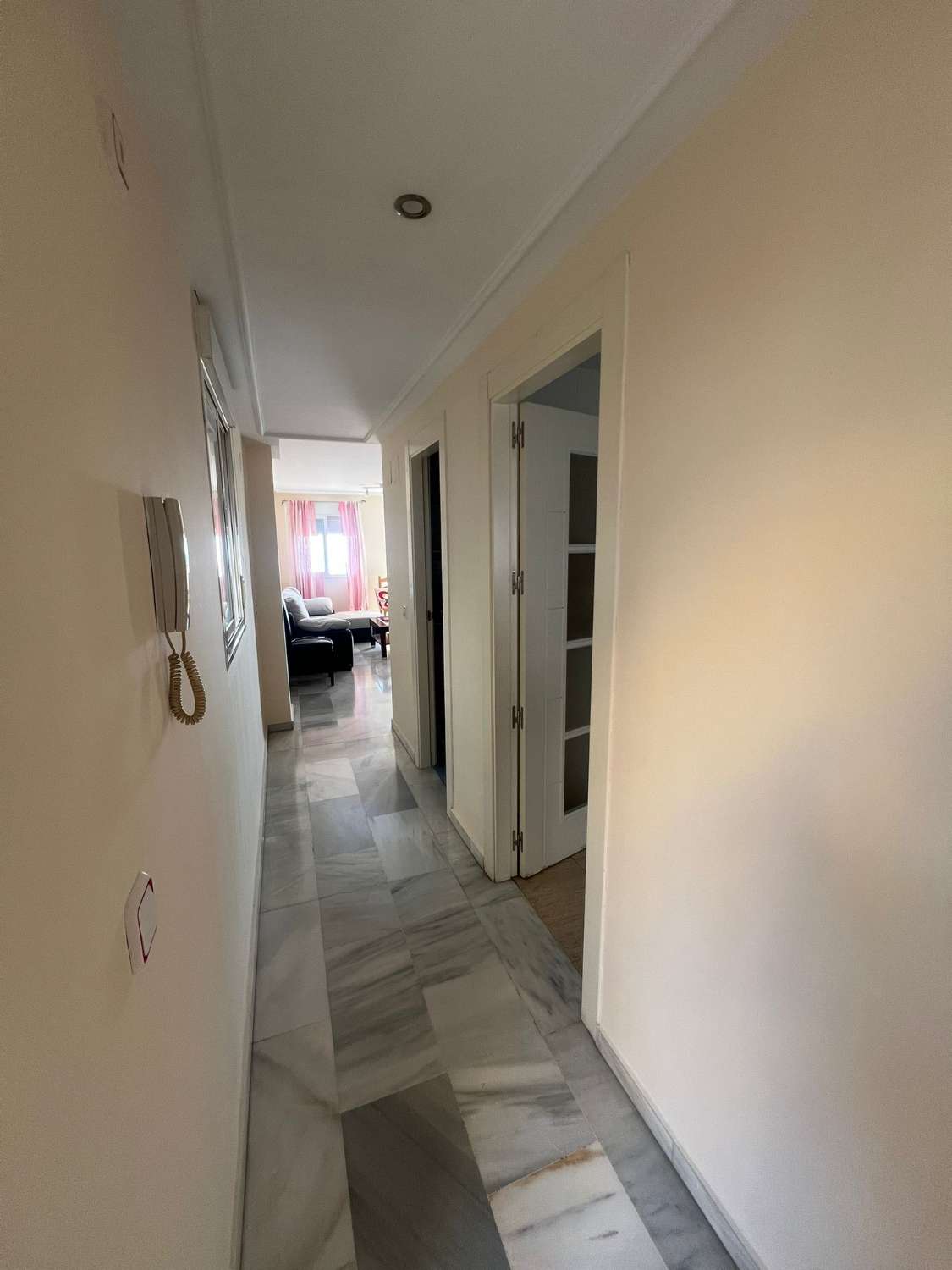 SE ALQUILA  desde 01/09/2026 hasta 30/06/2027 BONITO APARTAMENTO CON VISTAS AL MAR CERCA DE LA CARIHUELA (TORREMOLINOS)