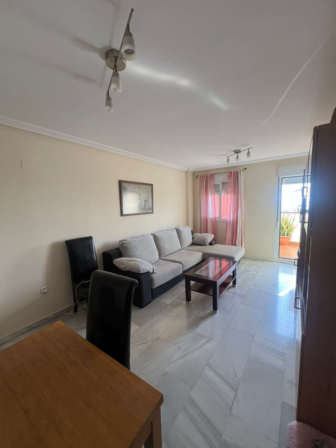 SE ALQUILA  desde 01/09/2026 hasta 30/06/2027 BONITO APARTAMENTO CON VISTAS AL MAR CERCA DE LA CARIHUELA (TORREMOLINOS)