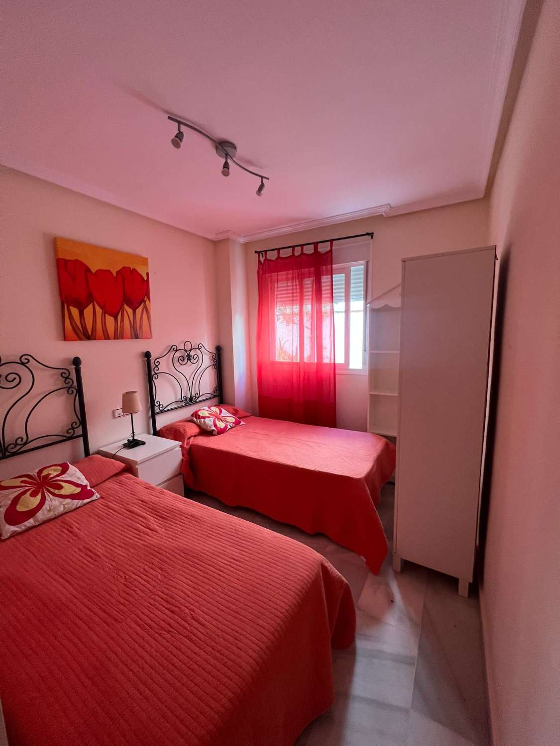 SE ALQUILA  desde 01/09/2026 hasta 30/06/2027 BONITO APARTAMENTO CON VISTAS AL MAR CERCA DE LA CARIHUELA (TORREMOLINOS)