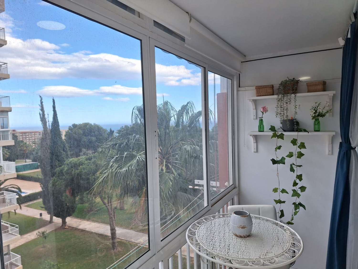 VAKKER LEILIGHET MED HAVUTSIKT TIL SALGS I ARROYO DE LA MIEL (BENALMADENA)