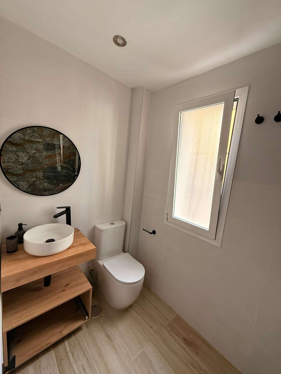 SE ALQUILA DE 1.10.25-31.5.26 BONITO APARTAMENTO TOTAMENTE REFORMADO EN CENTRO DE TORREMOLINOS