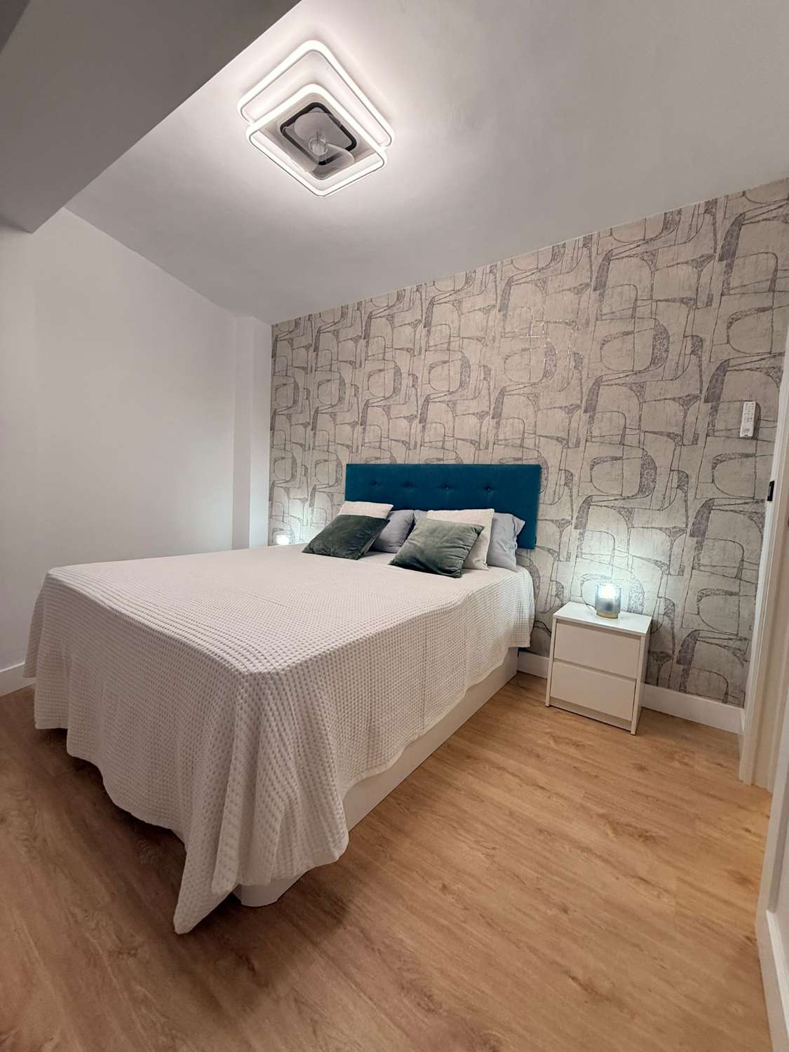 SE ALQUILA DE 1.10.25-31.5.26 BONITO APARTAMENTO TOTAMENTE REFORMADO EN CENTRO DE TORREMOLINOS