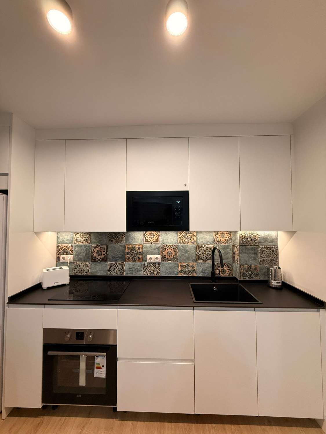 SE ALQUILA DE 1.10.25-31.5.26 BONITO APARTAMENTO TOTAMENTE REFORMADO EN CENTRO DE TORREMOLINOS