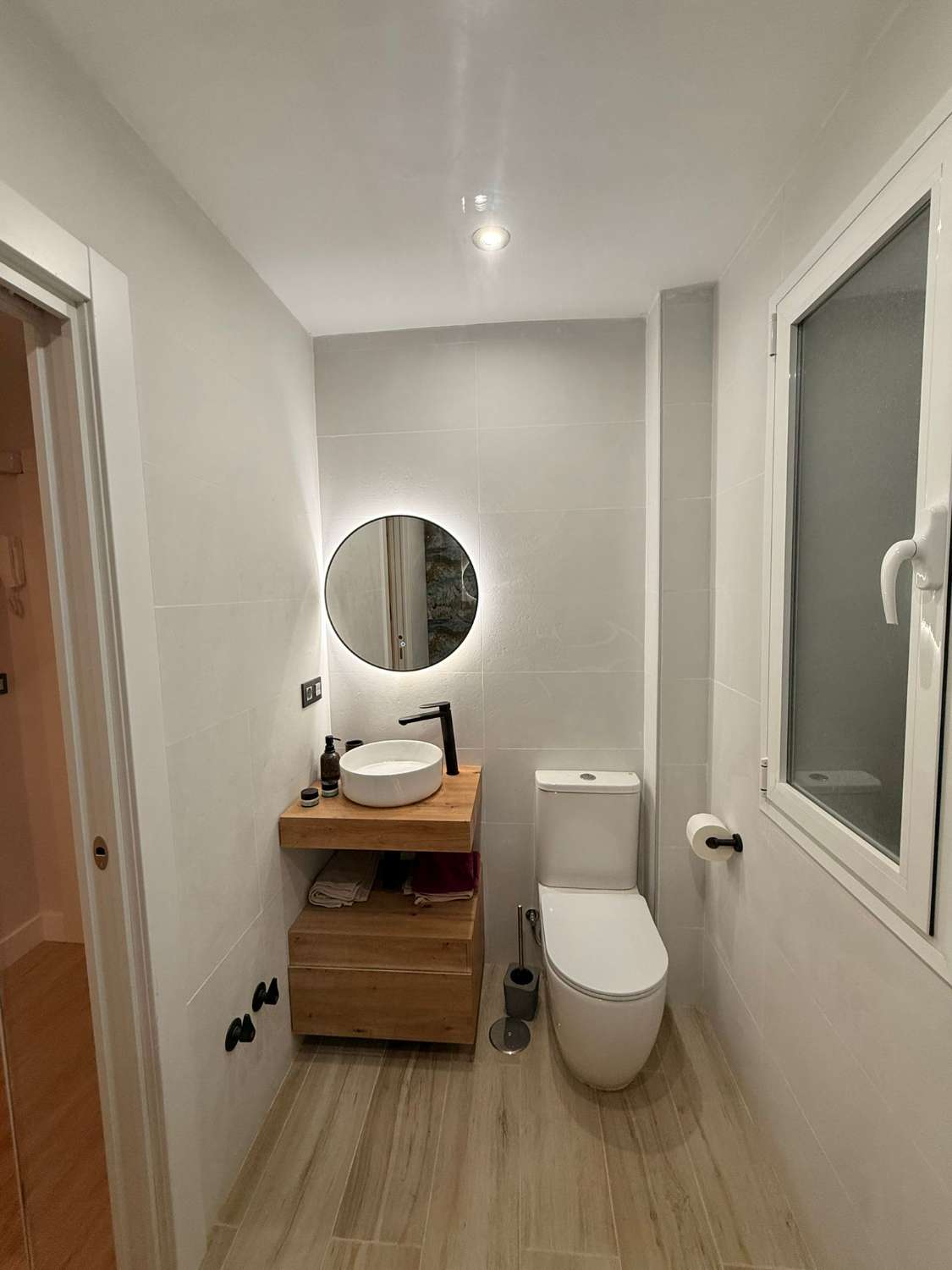 SE ALQUILA DE 1.10.25-31.5.26 BONITO APARTAMENTO TOTAMENTE REFORMADO EN CENTRO DE TORREMOLINOS