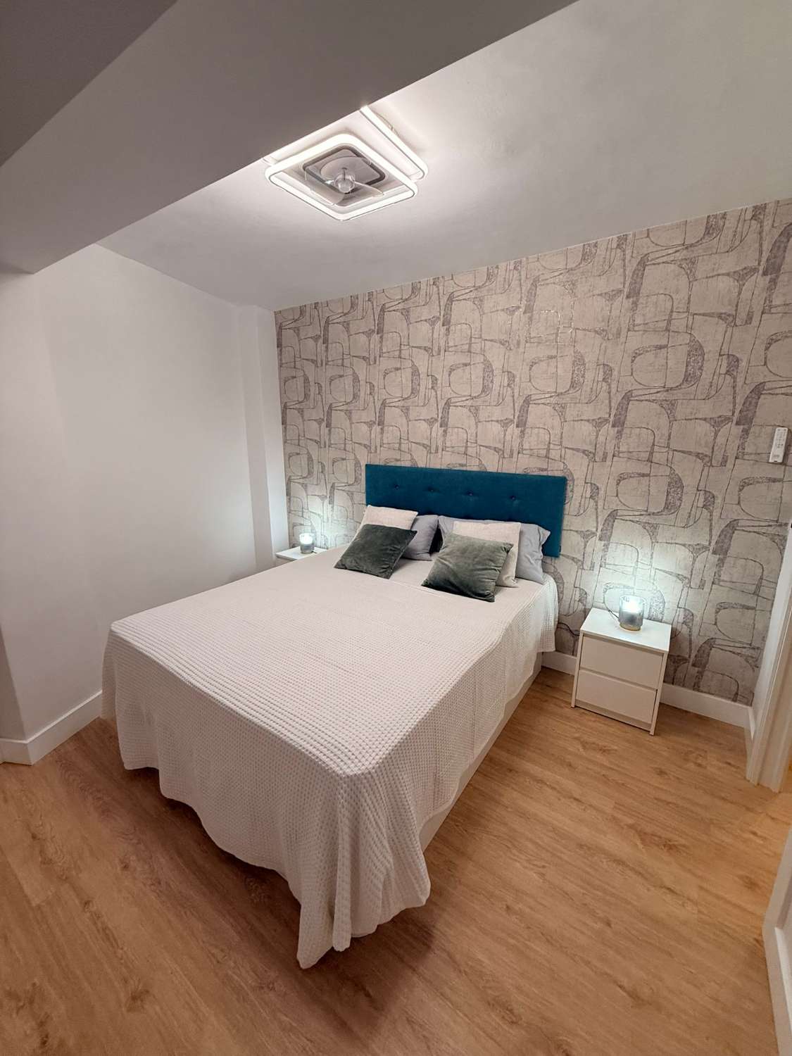 SE ALQUILA DE 1.10.25-31.5.26 BONITO APARTAMENTO TOTAMENTE REFORMADO EN CENTRO DE TORREMOLINOS