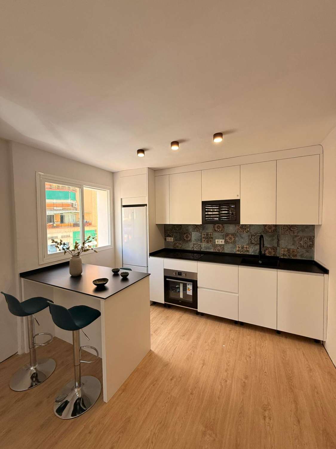 SE ALQUILA DE 1.10.25-31.5.26 BONITO APARTAMENTO TOTAMENTE REFORMADO EN CENTRO DE TORREMOLINOS