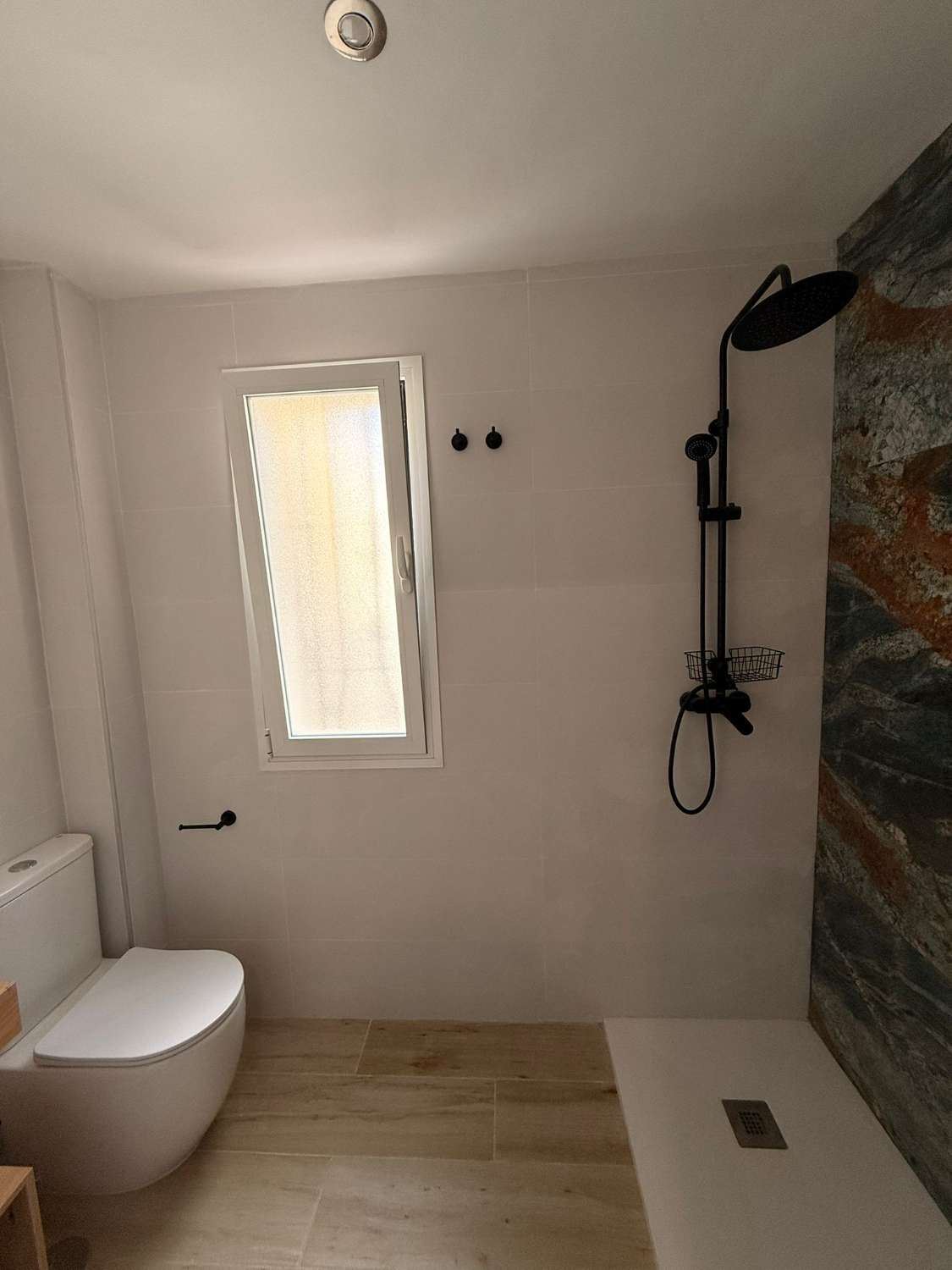 SE ALQUILA DE 1.10.25-31.5.26 BONITO APARTAMENTO TOTAMENTE REFORMADO EN CENTRO DE TORREMOLINOS