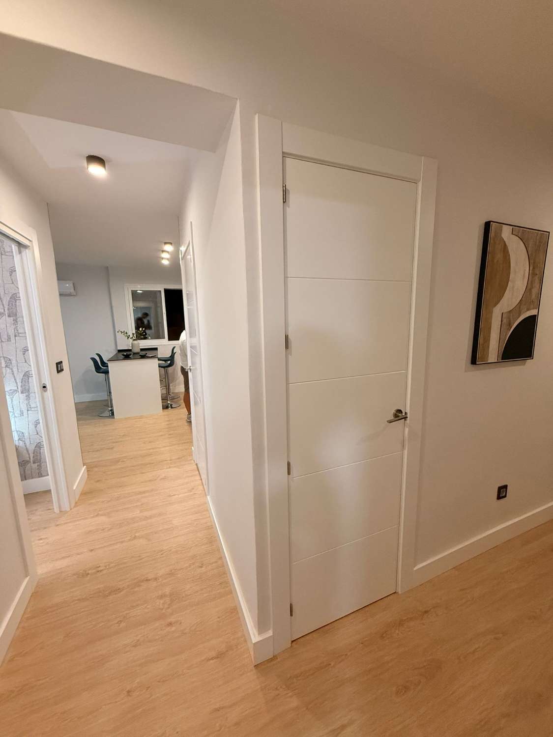 SE ALQUILA DE 1.10.25-31.5.26 BONITO APARTAMENTO TOTAMENTE REFORMADO EN CENTRO DE TORREMOLINOS