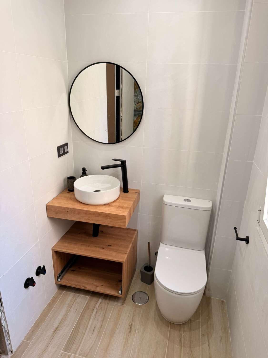 SE ALQUILA DE 1.10.25-31.5.26 BONITO APARTAMENTO TOTAMENTE REFORMADO EN CENTRO DE TORREMOLINOS