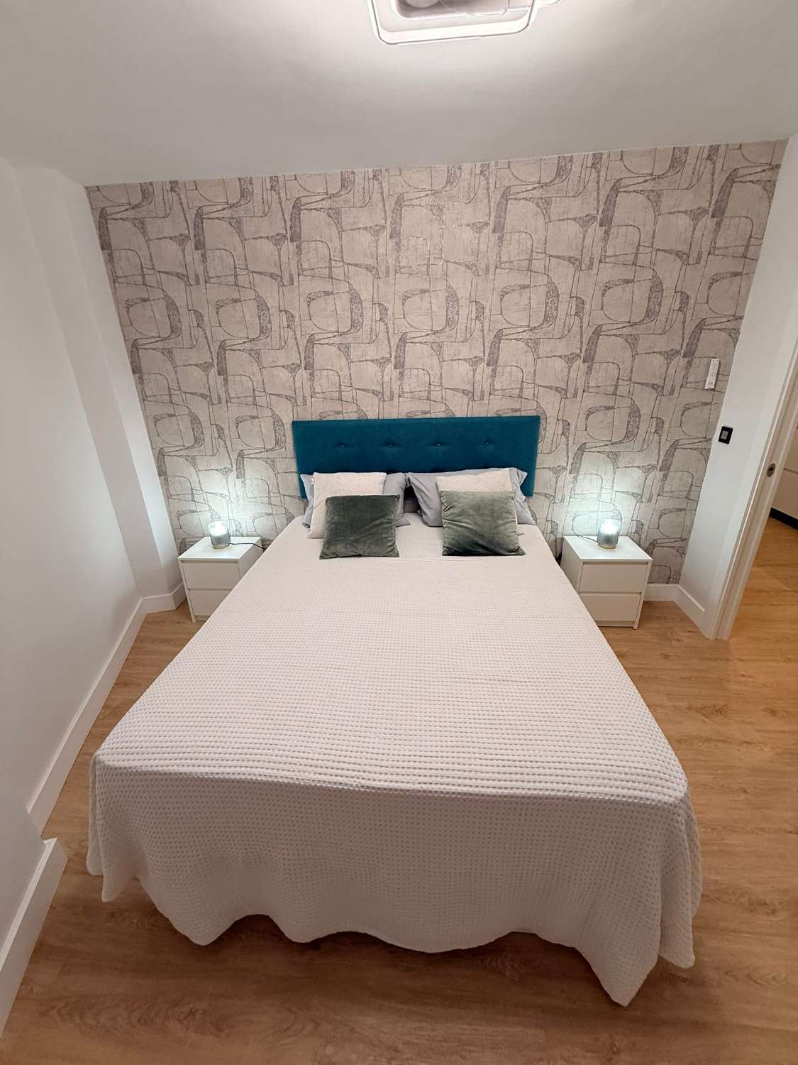 SE ALQUILA DE 1.10.25-31.5.26 BONITO APARTAMENTO TOTAMENTE REFORMADO EN CENTRO DE TORREMOLINOS