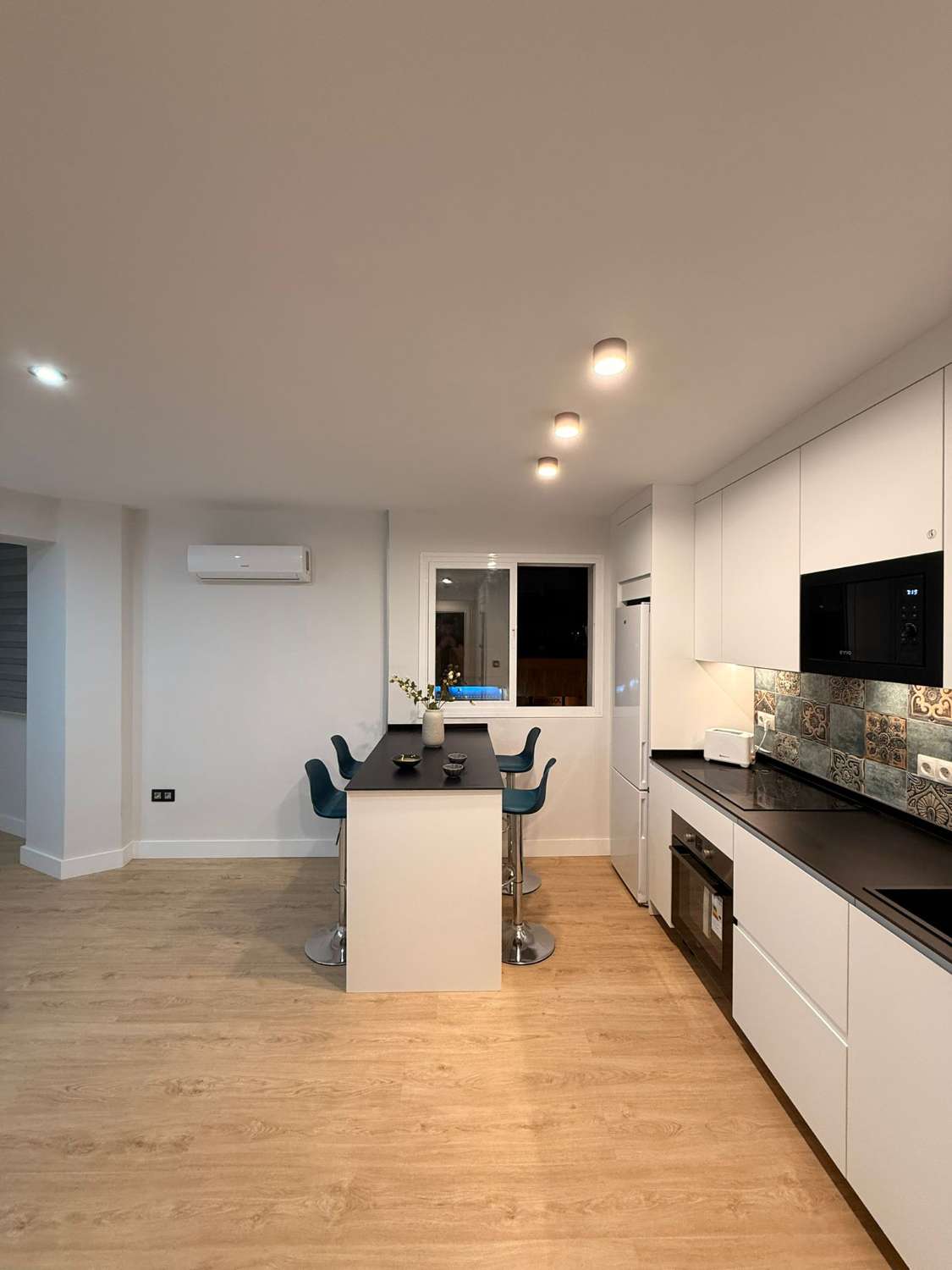 SE ALQUILA DE 1.10.25-31.5.26 BONITO APARTAMENTO TOTAMENTE REFORMADO EN CENTRO DE TORREMOLINOS