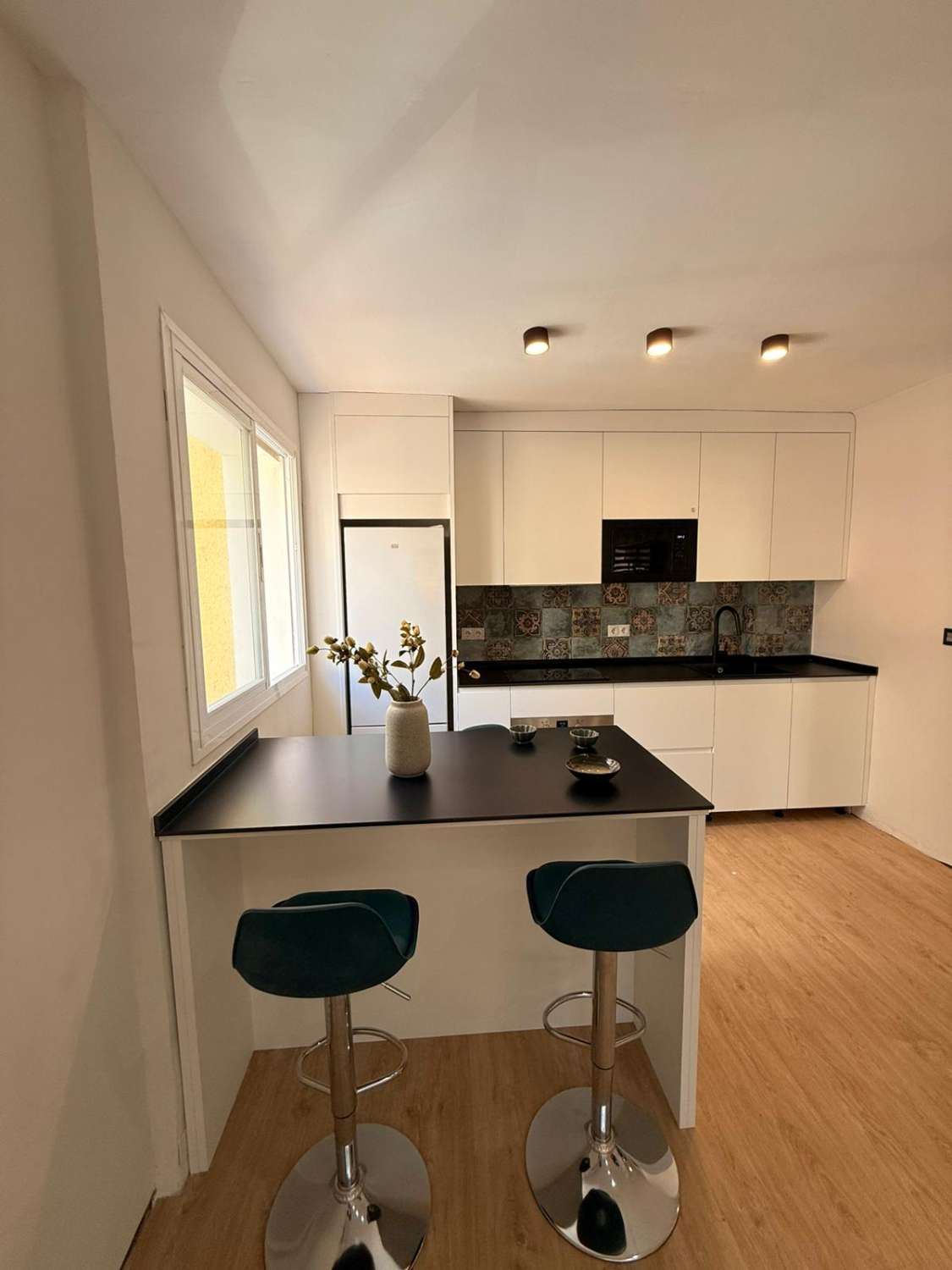 SE ALQUILA DE 1.10.25-31.5.26 BONITO APARTAMENTO TOTAMENTE REFORMADO EN CENTRO DE TORREMOLINOS