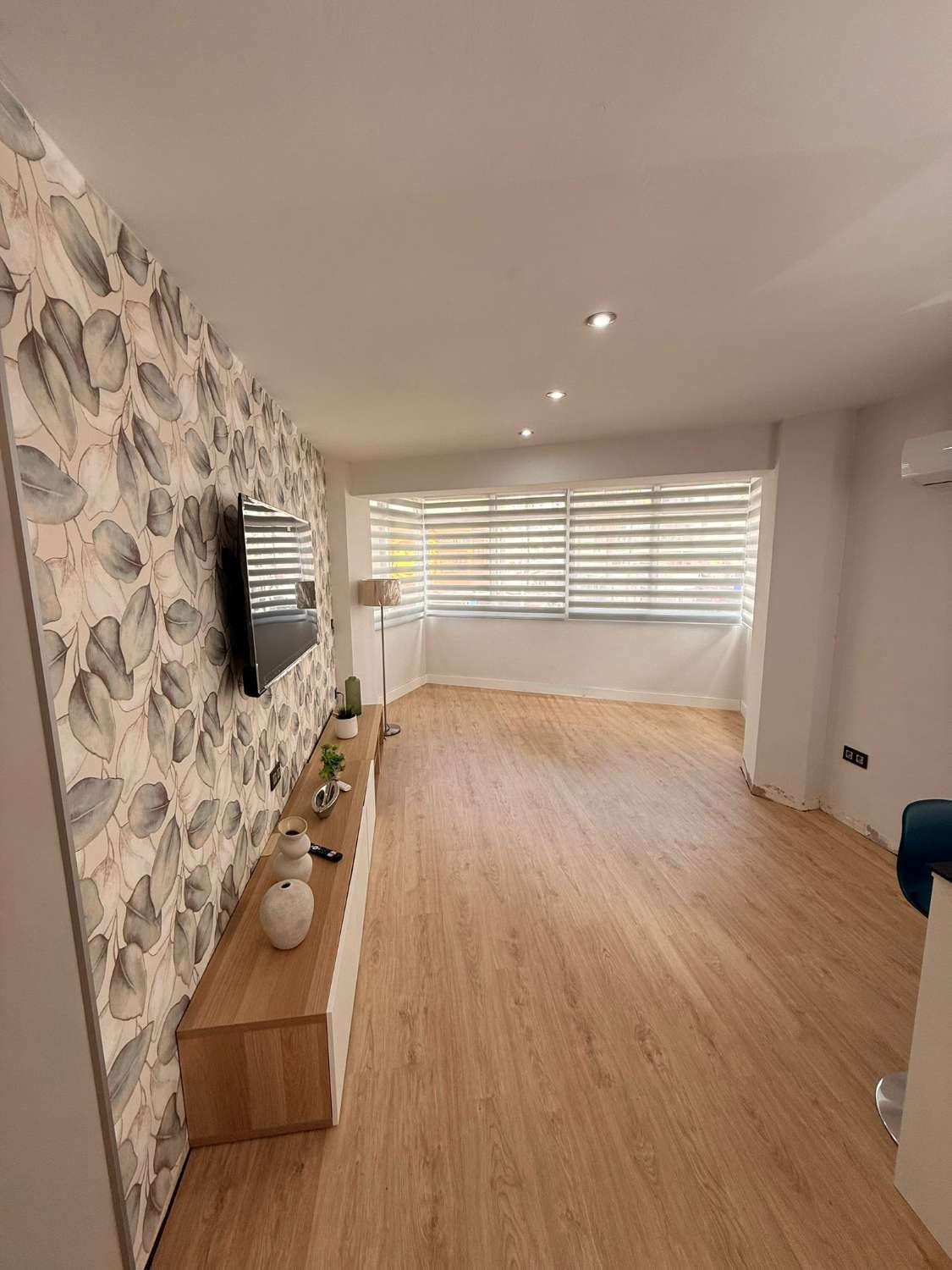 SE ALQUILA DE 1.10.25-31.5.26 BONITO APARTAMENTO TOTAMENTE REFORMADO EN CENTRO DE TORREMOLINOS