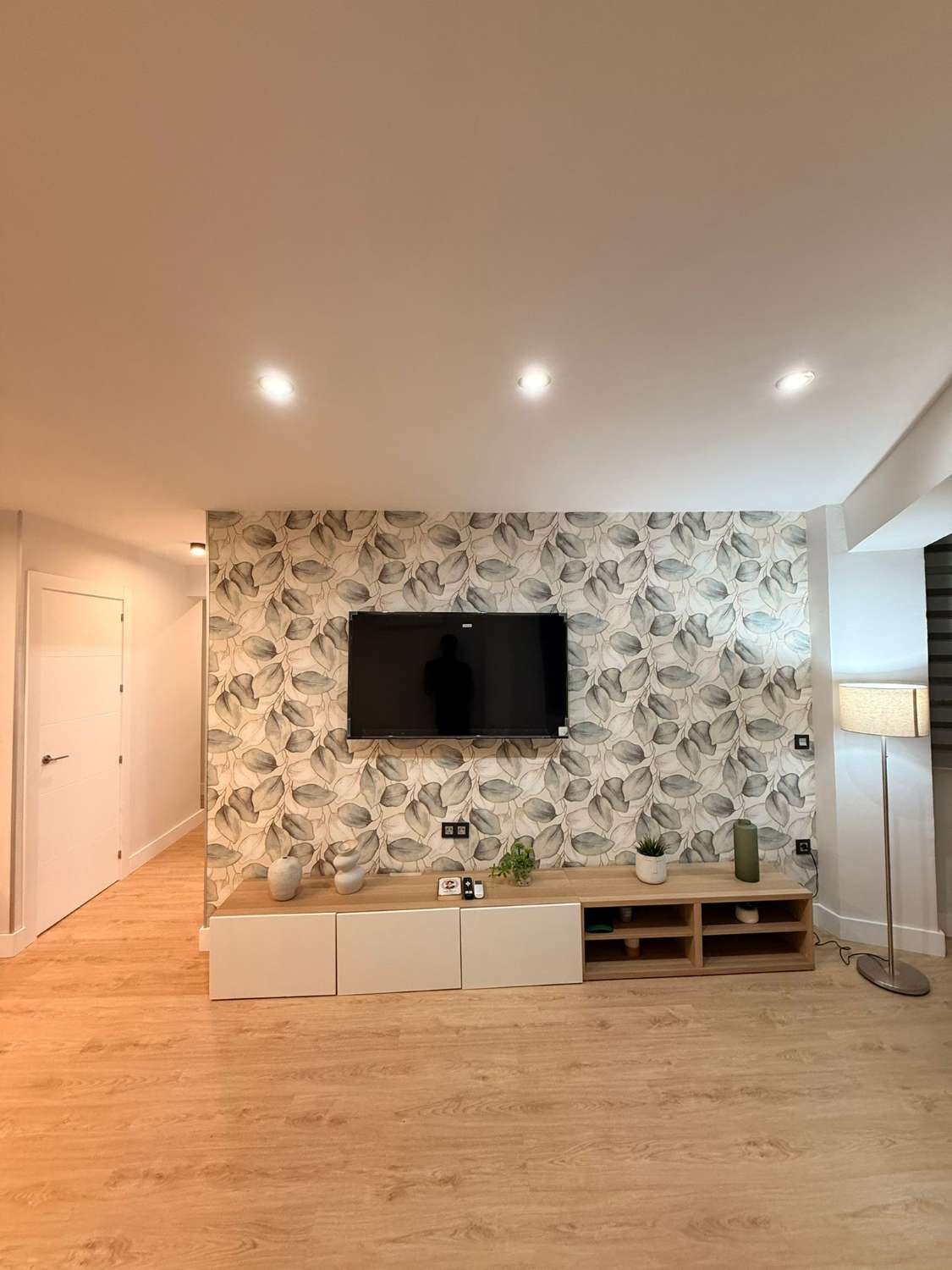 SE ALQUILA DE 1.10.25-31.5.26 BONITO APARTAMENTO TOTAMENTE REFORMADO EN CENTRO DE TORREMOLINOS