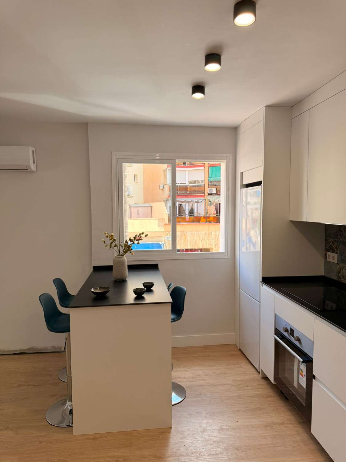 SE ALQUILA DE 1.10.25-31.5.26 BONITO APARTAMENTO TOTAMENTE REFORMADO EN CENTRO DE TORREMOLINOS