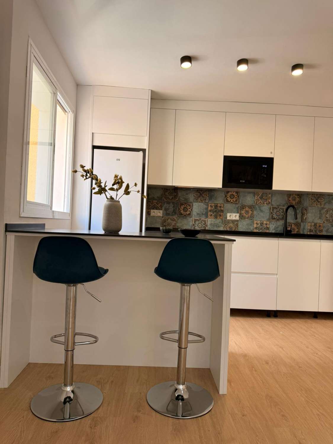 SE ALQUILA DE 1.10.25-31.5.26 BONITO APARTAMENTO TOTAMENTE REFORMADO EN CENTRO DE TORREMOLINOS