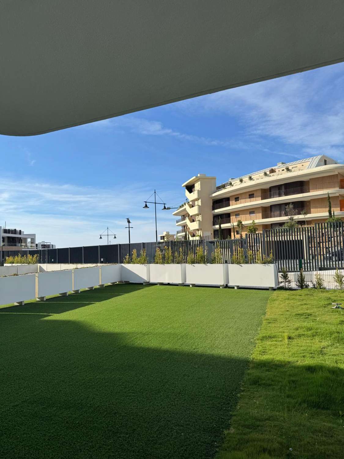 LARGA TEMPORADA-SE ALQUILA DESDE AHORA PRECIOSO APARTAMENTO EN URBANIZACIÓN DE LUJO, FUENGIROLA.
