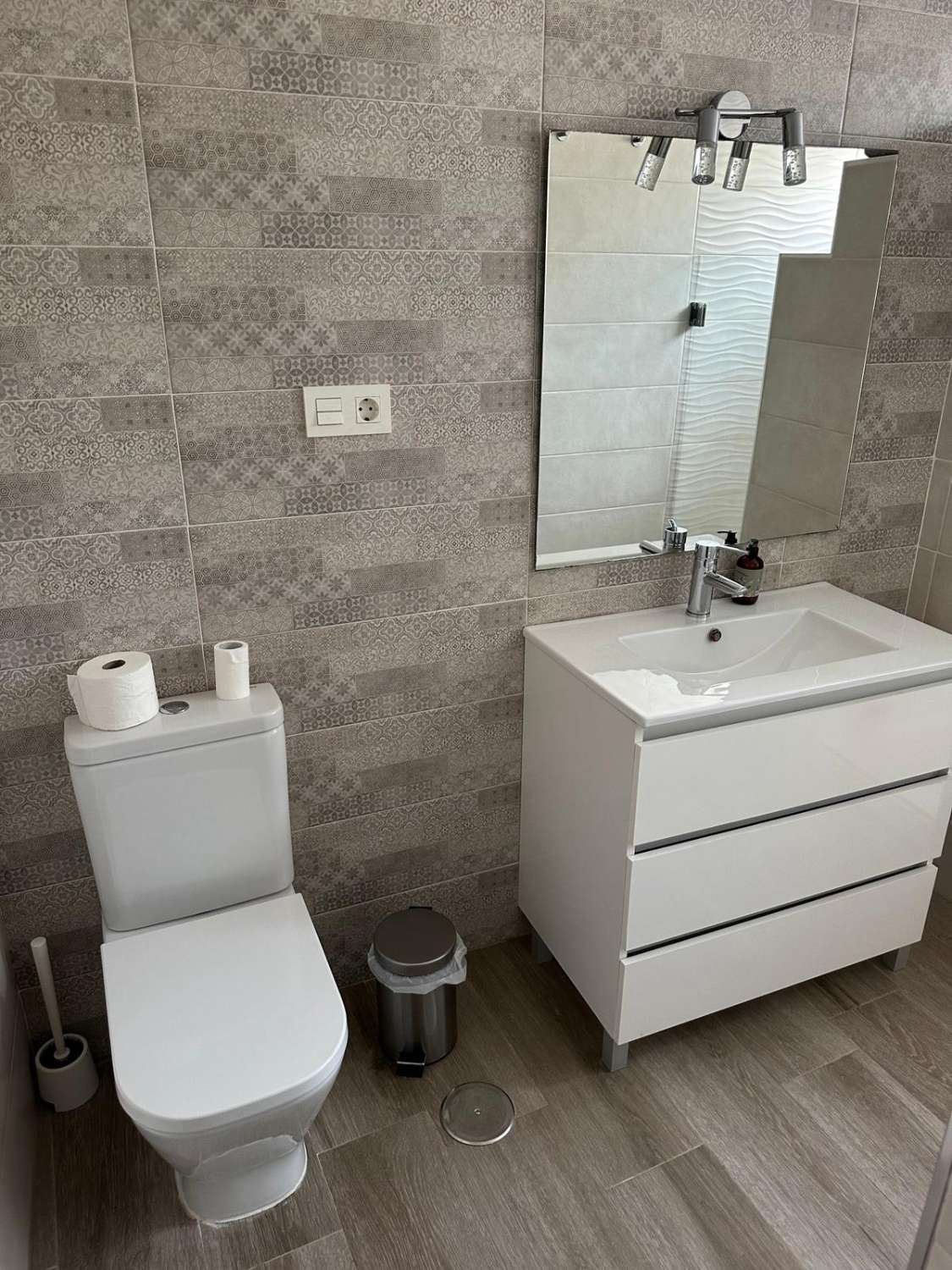 SE ALQUILA DESDE AHORA HASTA 30.6.26 BONITO APARTAMENTO EN  TORREMOLINOS CENTRO