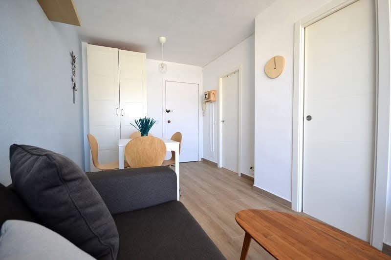 LANG SEIZOEN. TE HUUR VANAF 15/06/2026 PRACHTIGE STUDIO MET ZEEZICHT AAN DE 1E LIJN VAN HET STRAND IN BENALMADENA