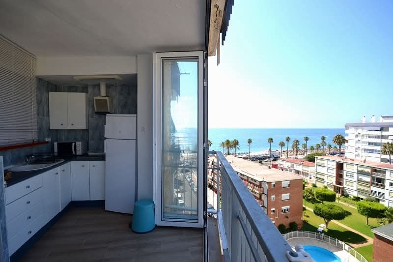 LANG SEIZOEN. TE HUUR VANAF 15/06/2026 PRACHTIGE STUDIO MET ZEEZICHT AAN DE 1E LIJN VAN HET STRAND IN BENALMADENA