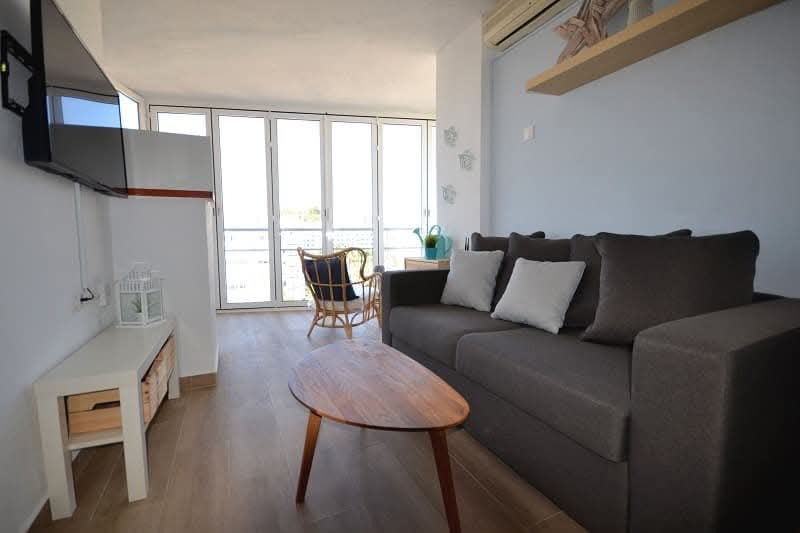 LANG SEIZOEN. TE HUUR VANAF 15/06/2026 PRACHTIGE STUDIO MET ZEEZICHT AAN DE 1E LIJN VAN HET STRAND IN BENALMADENA