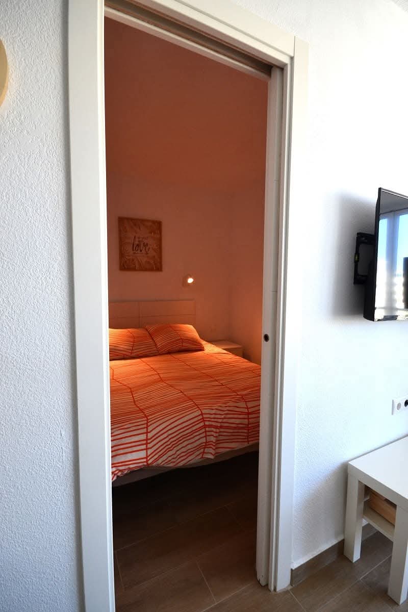 LANG SEIZOEN. TE HUUR VANAF 15/06/2026 PRACHTIGE STUDIO MET ZEEZICHT AAN DE 1E LIJN VAN HET STRAND IN BENALMADENA