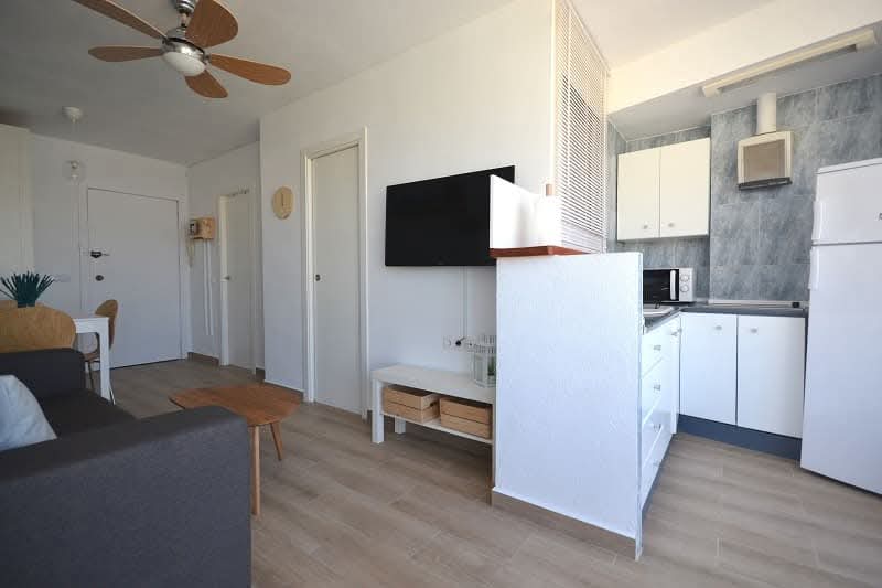 LANG SEIZOEN. TE HUUR VANAF 15/06/2026 PRACHTIGE STUDIO MET ZEEZICHT AAN DE 1E LIJN VAN HET STRAND IN BENALMADENA