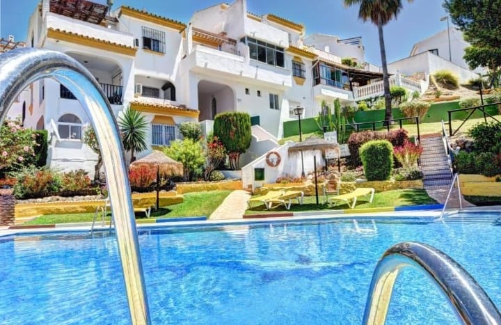 SE ALQUILA  DESDE 4.3.26 HASTA 30.6.26 Y DESDE 01/09/2026 - 30/06/2027 PRECIOSO APARTAMENTO  EN BENALMADENA