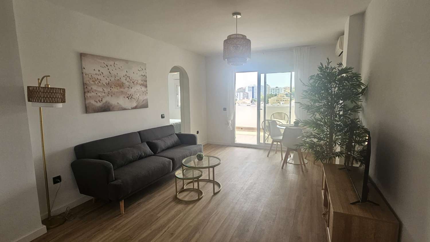 SE ALQUILA  DESDE 4.3.26 HASTA 30.6.26 Y DESDE 01/09/2026 - 30/06/2027 PRECIOSO APARTAMENTO  EN BENALMADENA