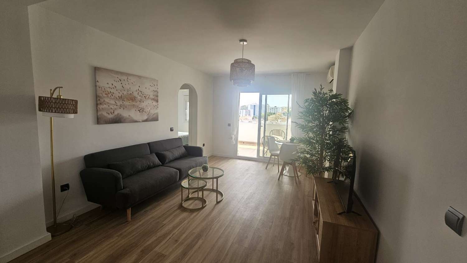 SE ALQUILA  DESDE 4.3.26 HASTA 30.6.26 Y DESDE 01/09/2026 - 30/06/2027 PRECIOSO APARTAMENTO  EN BENALMADENA