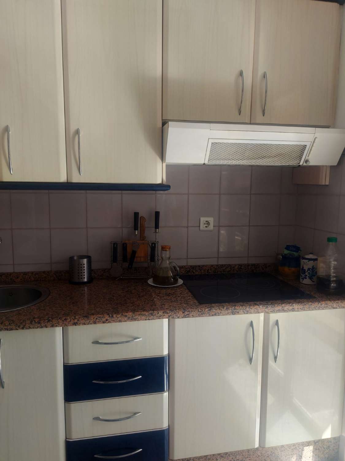 SE ALQUILA DESDE AHORA -30.3.26 Y DESDE 2.4.27-30.6.27  PRECIOSO APARTAMENTO EN 1ª LINEA DE PLAYA  CON VISTAS AL MAR  EN LA CARIHUELA ( TORREMOLINOS )