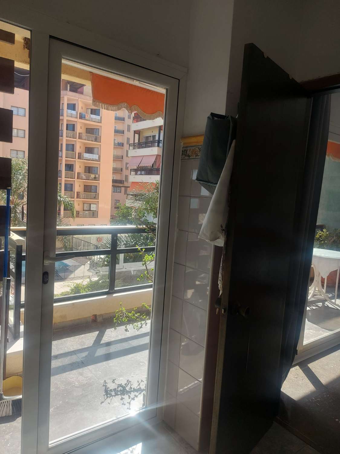 SE ALQUILA DESDE AHORA -30.3.26 Y DESDE 2.4.27-30.6.27  PRECIOSO APARTAMENTO EN 1ª LINEA DE PLAYA  CON VISTAS AL MAR  EN LA CARIHUELA ( TORREMOLINOS )