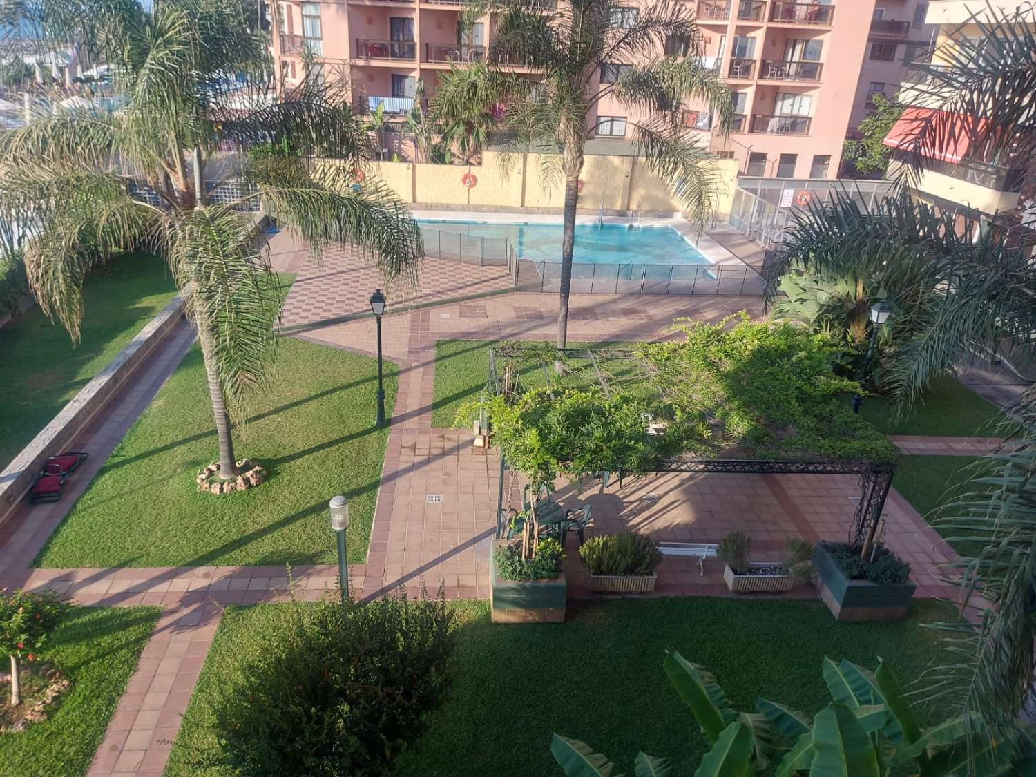 SE ALQUILA DESDE AHORA -30.3.26 Y DESDE 2.4.27-30.6.27  PRECIOSO APARTAMENTO EN 1ª LINEA DE PLAYA  CON VISTAS AL MAR  EN LA CARIHUELA ( TORREMOLINOS )