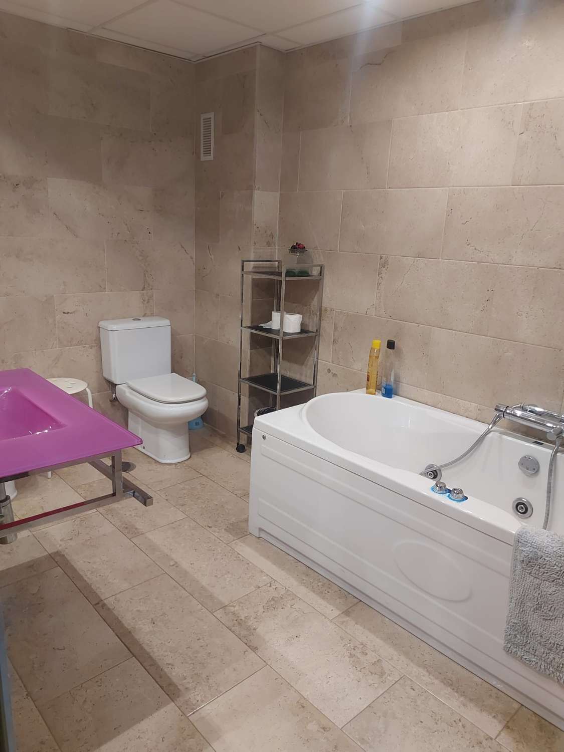 SE ALQUILA DESDE AHORA -30.3.26 Y DESDE 2.4.27-30.6.27  PRECIOSO APARTAMENTO EN 1ª LINEA DE PLAYA  CON VISTAS AL MAR  EN LA CARIHUELA ( TORREMOLINOS )