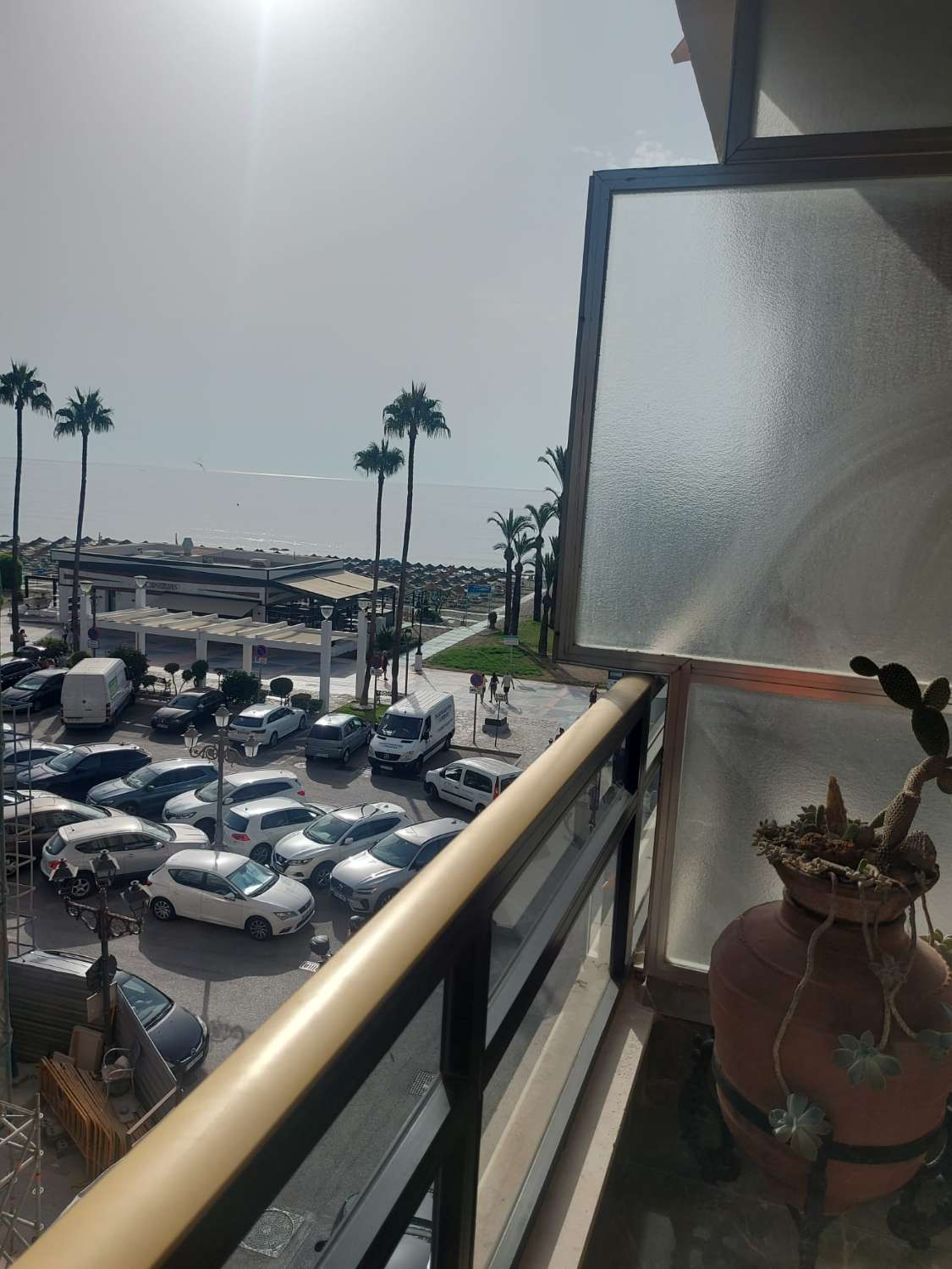 SE ALQUILA DESDE AHORA -30.3.26 Y DESDE 2.4.27-30.6.27  PRECIOSO APARTAMENTO EN 1ª LINEA DE PLAYA  CON VISTAS AL MAR  EN LA CARIHUELA ( TORREMOLINOS )