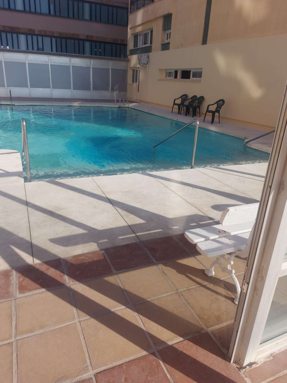 SE ALQUILA DESDE AHORA -30.3.26 Y DESDE 2.4.27-30.6.27  PRECIOSO APARTAMENTO EN 1ª LINEA DE PLAYA  CON VISTAS AL MAR  EN LA CARIHUELA ( TORREMOLINOS )