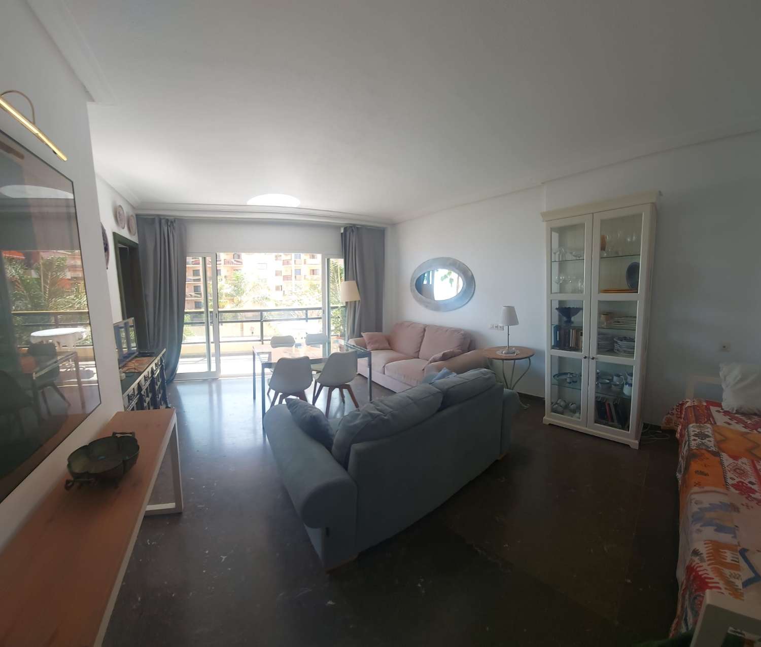 SE ALQUILA DESDE AHORA -30.3.26 Y DESDE 2.4.27-30.6.27  PRECIOSO APARTAMENTO EN 1ª LINEA DE PLAYA  CON VISTAS AL MAR  EN LA CARIHUELA ( TORREMOLINOS )