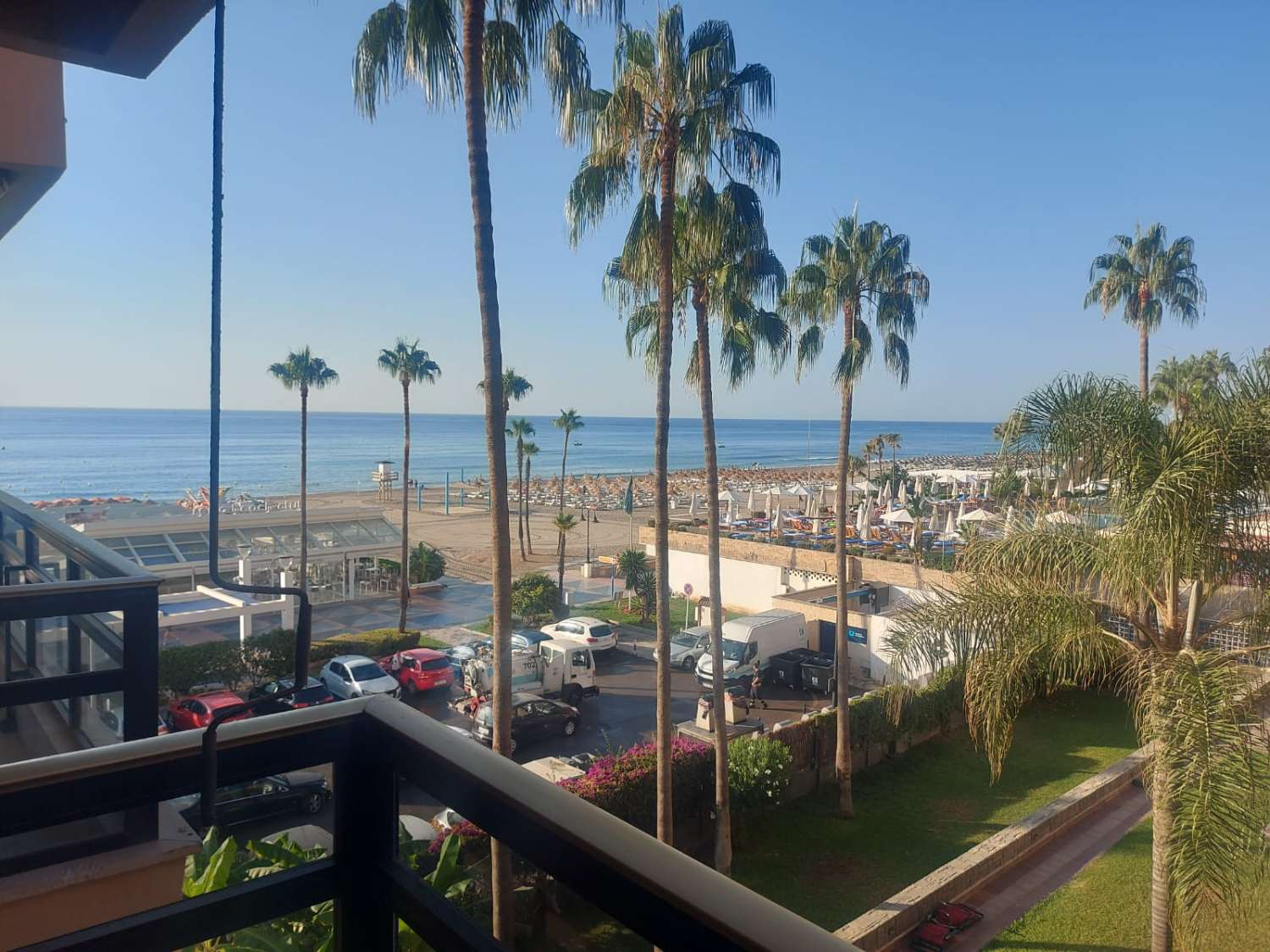 SE ALQUILA DESDE AHORA -30.3.26 Y DESDE 2.4.27-30.6.27  PRECIOSO APARTAMENTO EN 1ª LINEA DE PLAYA  CON VISTAS AL MAR  EN LA CARIHUELA ( TORREMOLINOS )