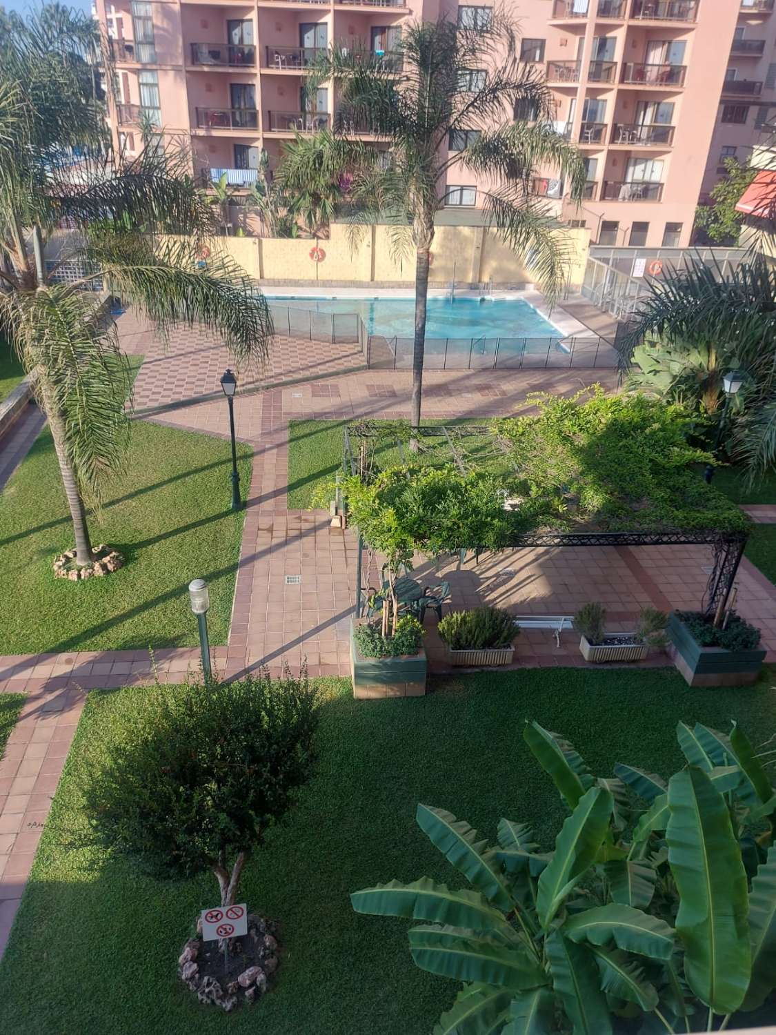 SE ALQUILA DESDE AHORA -30.3.26 Y DESDE 2.4.27-30.6.27  PRECIOSO APARTAMENTO EN 1ª LINEA DE PLAYA  CON VISTAS AL MAR  EN LA CARIHUELA ( TORREMOLINOS )