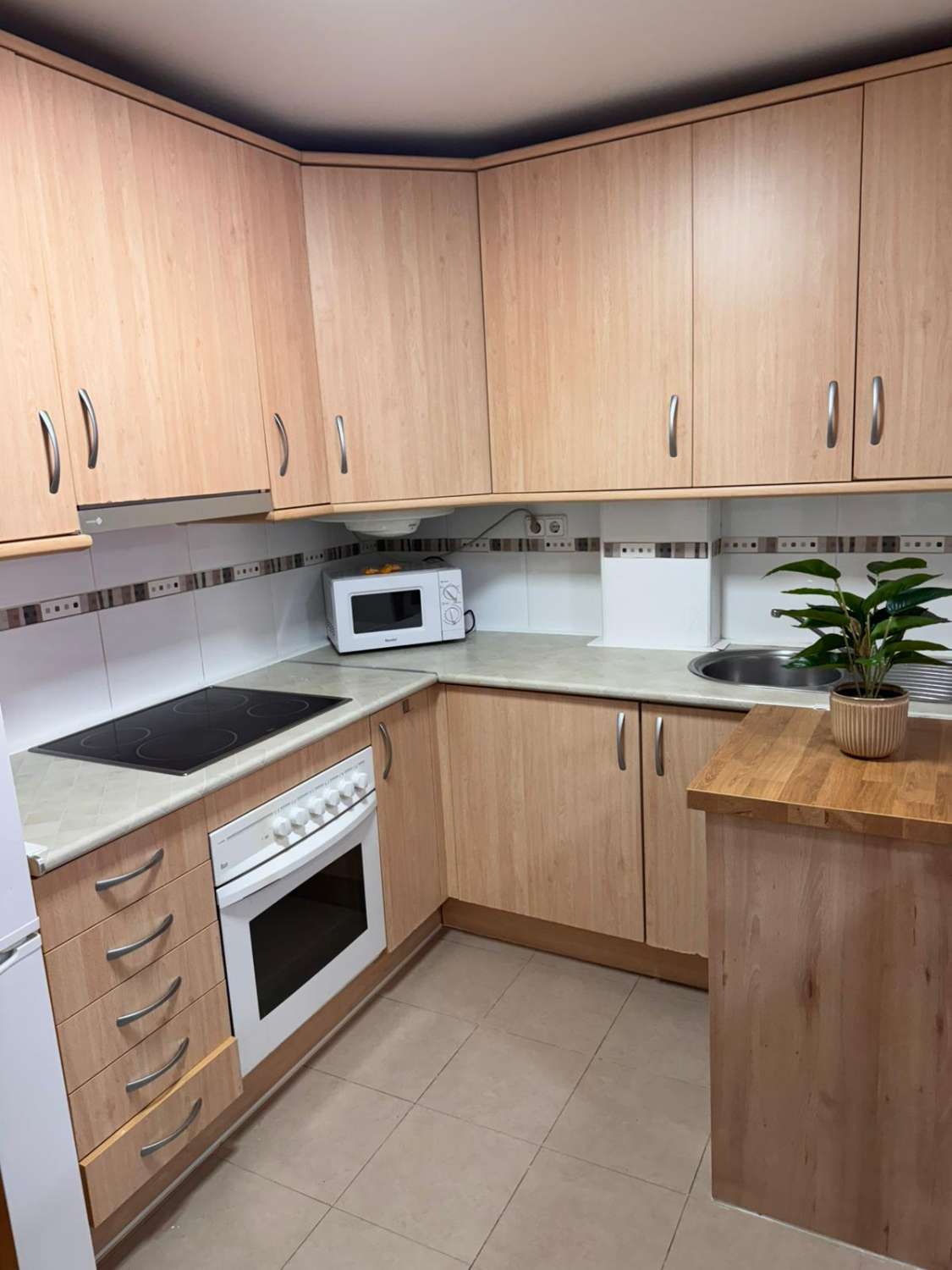 SE VENDE BONITO ATICO EN ZONA DE PUERTO DEPORTIVO CONN VISTAS AL MAR  (FUENGIROLA )