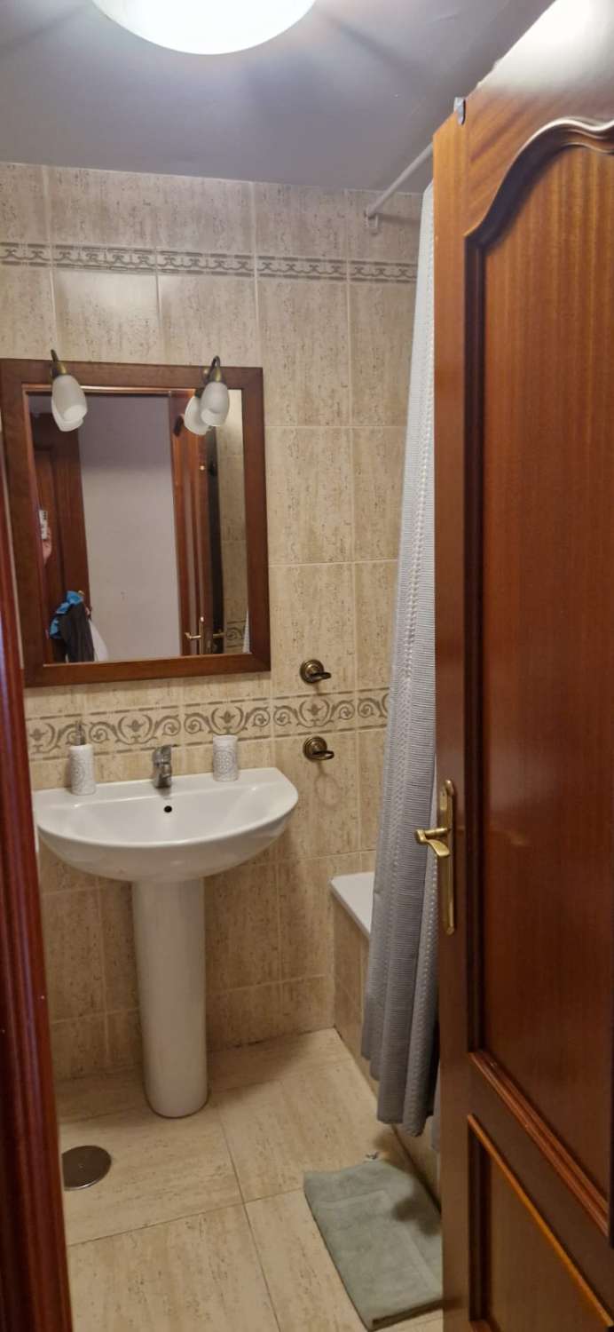 Se alquila MEDIA TEMPORADA desde ahora hasta 30/06/26 bonito apartamento en Benalmádena Costa a 100 metros de la playa.