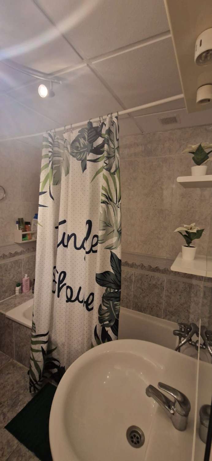 Se alquila MEDIA TEMPORADA desde ahora hasta 30/06/26 bonito apartamento en Benalmádena Costa a 100 metros de la playa.