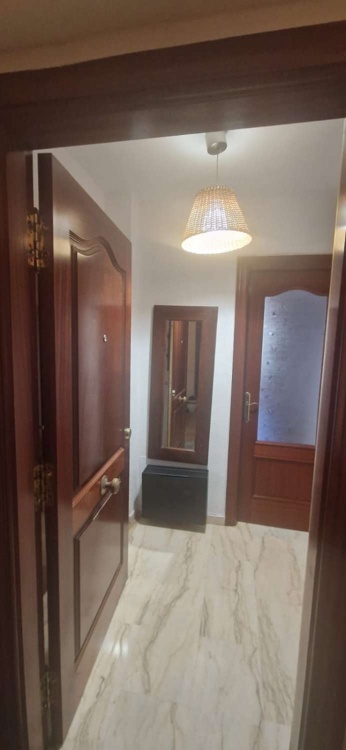 Se alquila MEDIA TEMPORADA desde ahora hasta 30/06/26 bonito apartamento en Benalmádena Costa a 100 metros de la playa.