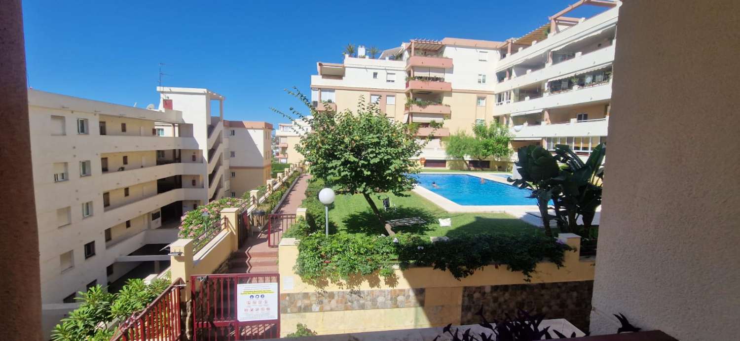 Se alquila MEDIA TEMPORADA desde ahora hasta 30/06/26 bonito apartamento en Benalmádena Costa a 100 metros de la playa.