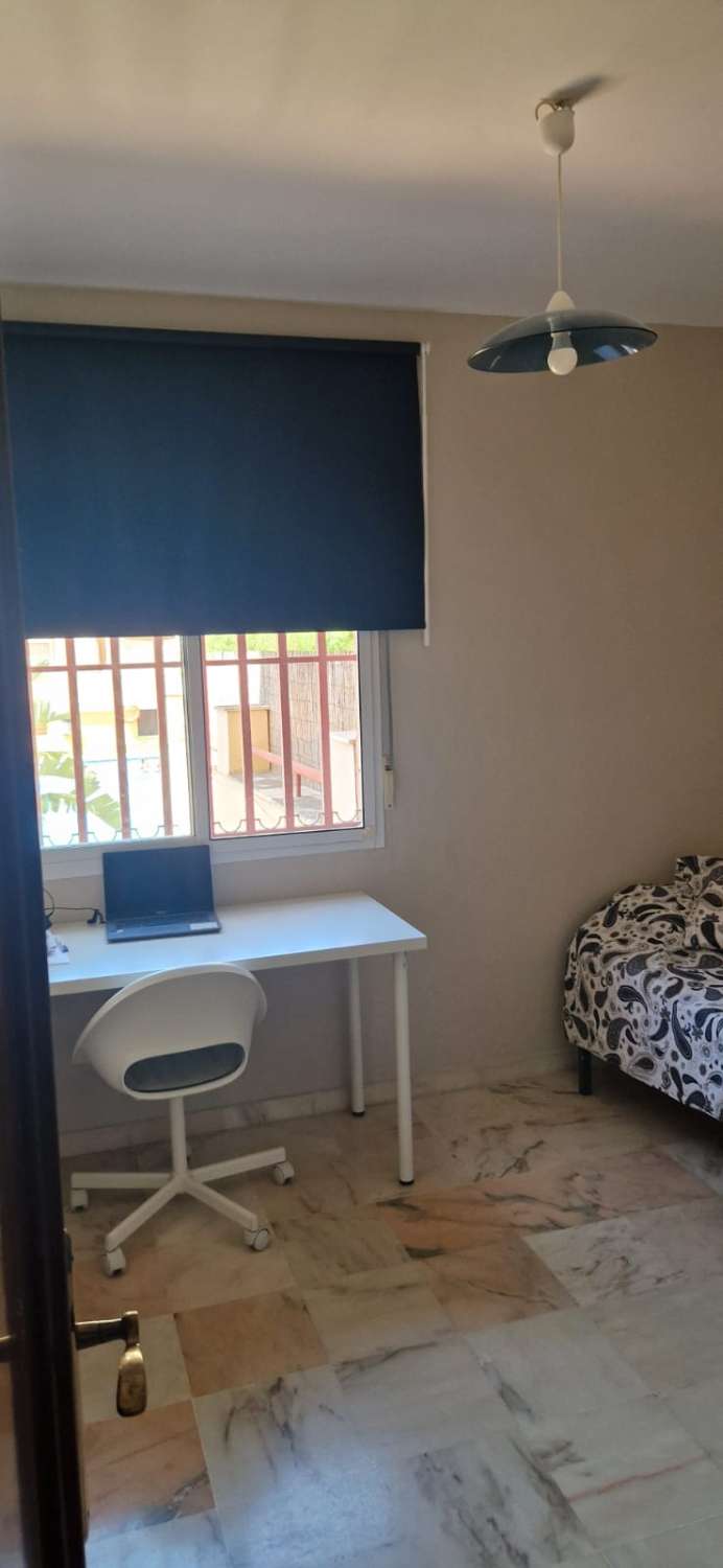 Se alquila MEDIA TEMPORADA desde ahora hasta 30/06/26 bonito apartamento en Benalmádena Costa a 100 metros de la playa.