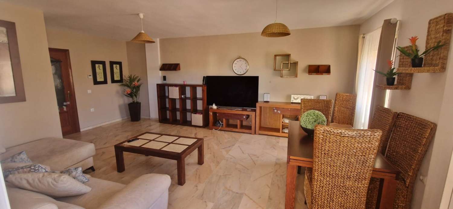 Se alquila MEDIA TEMPORADA desde ahora hasta 30/06/26 bonito apartamento en Benalmádena Costa a 100 metros de la playa.